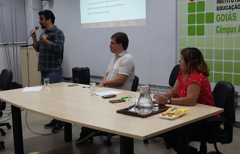 Jornalistas Elder Dias e Rogério Borges na discussão do tema “A Informação na Rede: o impacto das fake news”. A mesa foi mediada pela produtora cultural do IFG Aparecida de Goiânia, Ana Paula Mota Jornalistas Elder Dias e Rogério Borges na discussão do tema “A Informação na Rede: o impacto das fake news”. A mesa foi mediada pela produtora cultural do IFG Aparecida de Goiânia, Ana Paula Mota